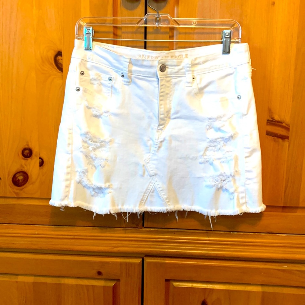 Adorable white mini skirt from American Eagle
